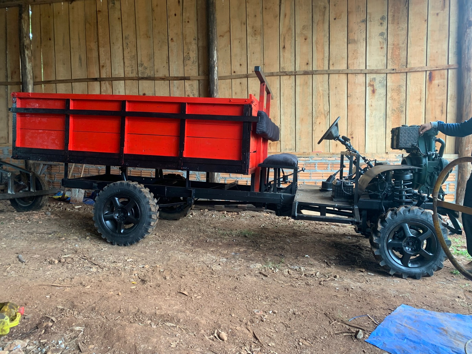 Carreta traçada e reduzida 4x4 1 pistão vermelho